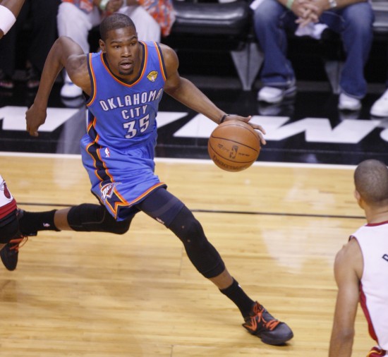 国足集训名单公布，两名新人首次入选引关注（国足集训大名单出炉，两名新秀首入选成焦点）