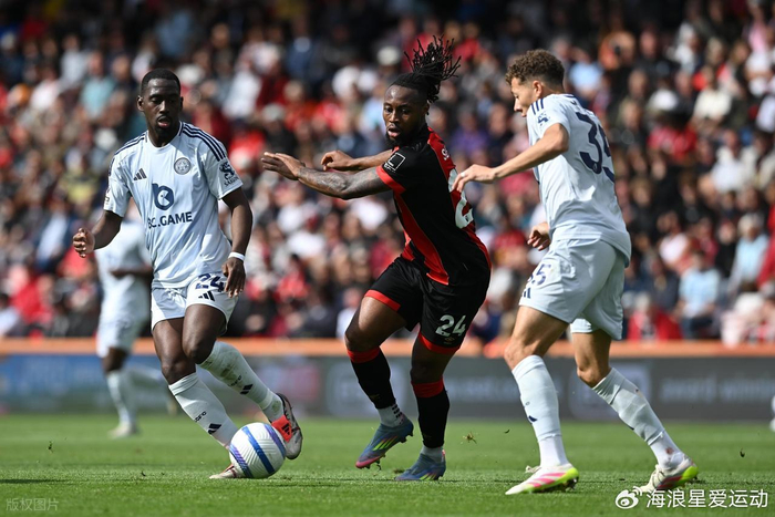 球迷怒喷后蹇韬回应：输球又怎么样？随后被韦世豪、甘超拦下（遭球迷怒斥，蹇韬回怼：输球又如何？韦世豪、甘超上前劝阻）