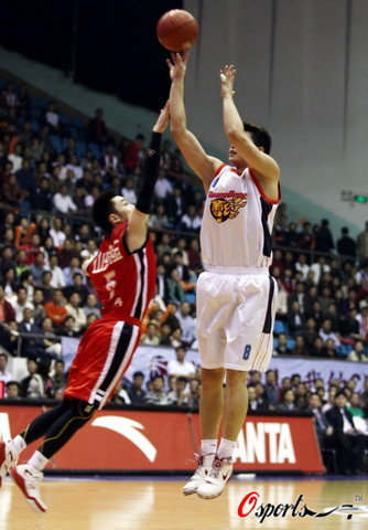 又换一家品牌！库里今日赛前穿上了New Balance（库里赛前又换牌 今日上脚New Balance）