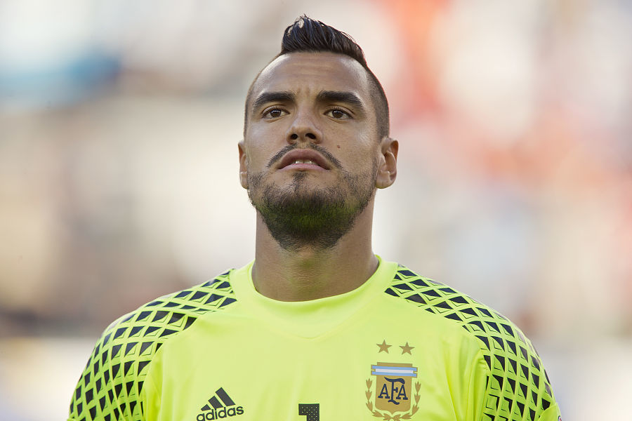 齐达内访华与樊振东互动，展现球技，赞其乒乓球成就，两人友好交流，共话皇马。（齐达内访华与樊振东同台互动，秀球技点赞其乒乓成就，友好交流共话皇马）