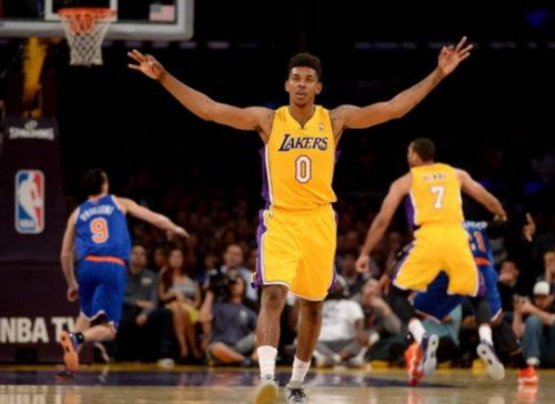 图片报：因极端球迷大规模燃放烟火，拜仁将面临欧足联的处罚（《图片报》：球迷大规模燃放烟火，拜仁恐遭欧足联惩处）