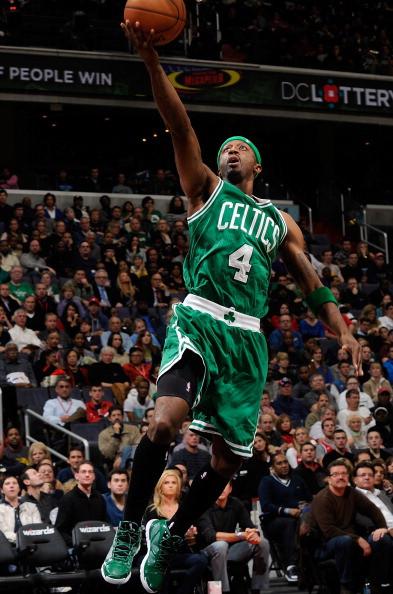 掘金：约基奇因手腕扭伤对阵太阳出战存疑（掘金中锋约基奇手腕扭伤，出战太阳成疑）